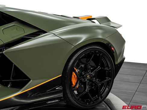 Used 2025 Lamborghini Revuelto AWD/4WD image 19