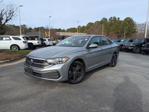 Used 2023 Volkswagen Jetta SE w/ Panoramic Sunroof Package image 1