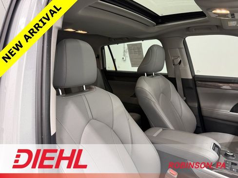 Used 2024 Toyota Highlander Limited image 14