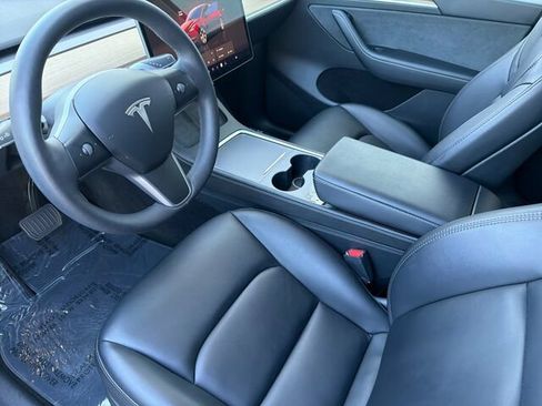 Used 2024 Tesla Model Y 2WD image 11