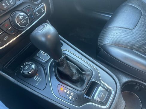 Used 2020 Jeep Cherokee Limited image 25