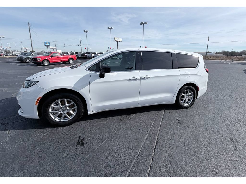 Used 2024 Chrysler Pacifica Touring-L FWD image 5