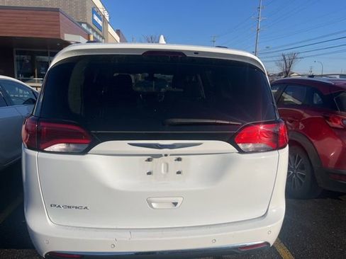Used 2017 Chrysler Pacifica Touring-L image 6