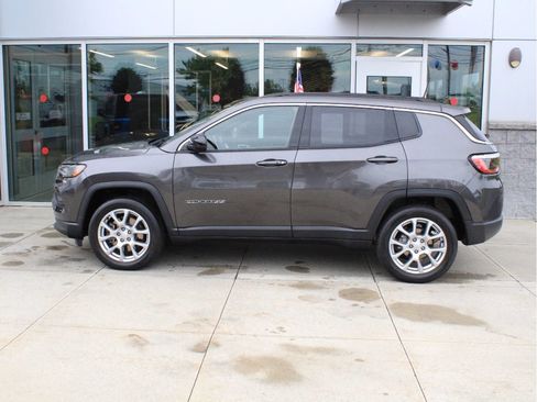 Used 2023 Jeep Compass Latitude AWD/4WD image 5