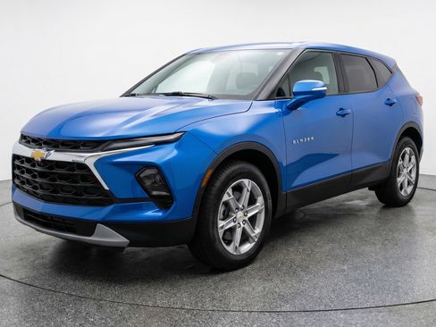 Used 2025 Chevrolet Blazer LT FWD image 3