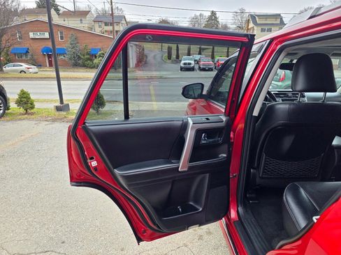 Used 2014 Toyota 4Runner Limited image 12