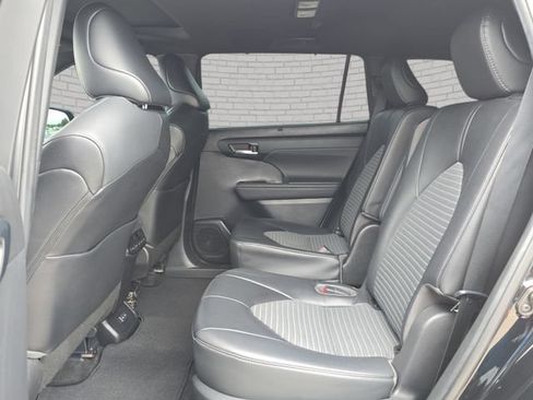 Used 2023 Toyota Highlander XSE FWD image 15
