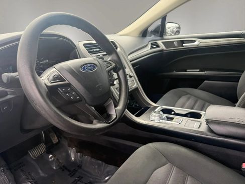 Used 2018 Ford Fusion SE w/ Fusion SE Technology Package FWD image 9