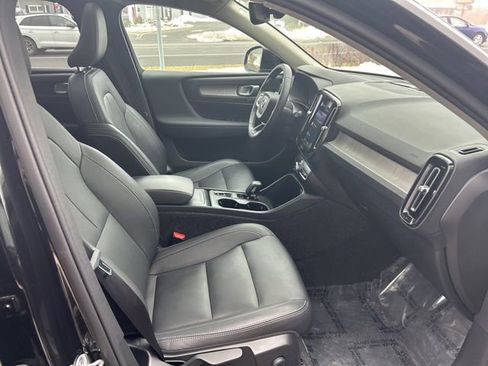 Certified 2025 Volvo XC40 B5 Core AWD/4WD image 15