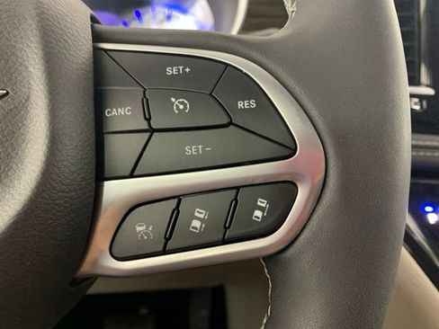 Used 2024 Chrysler Pacifica Limited FWD image 32