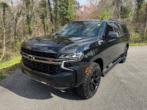 Used 2022 Chevrolet Suburban Z71 w/ Luxury Package image 2