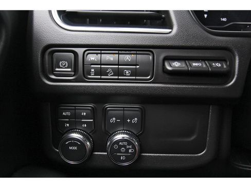 Used 2024 GMC Yukon XL AT4 w/ AT4 Premium Package AWD/4WD image 19