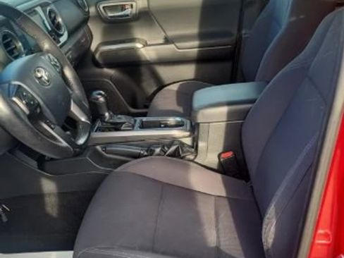 Used 2018 Toyota Tacoma TRD Sport w/ Technology Package AWD/4WD image 4