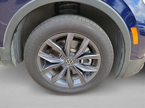 Used 2023 Volkswagen Tiguan SE w/ Panoramic Sunroof Package FWD image 10
