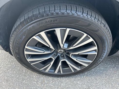 Certified 2022 Volvo XC90 T6 Momentum w/ Climate Package AWD/4WD image 4