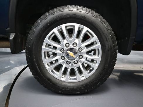 Used 2022 Chevrolet Silverado 2500 High Country w/ Z71 Off-Road Package image 17