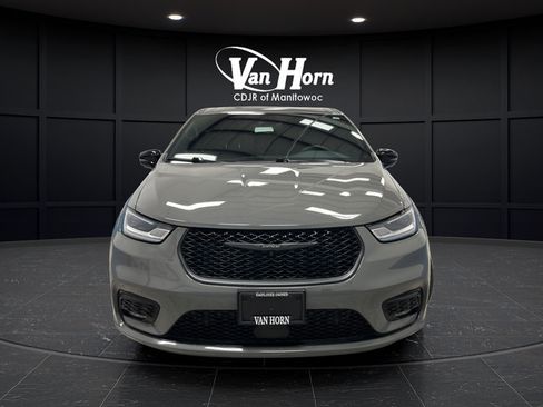 Used 2023 Chrysler Pacifica Limited w/ S Appearance Package FWD image 2