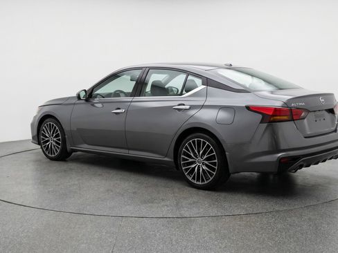 Used 2025 Nissan Altima 2.5 SV FWD image 6