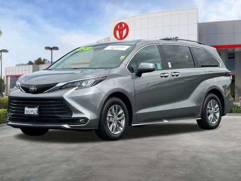 Used 2026 Toyota Sienna XLE FWD image 10