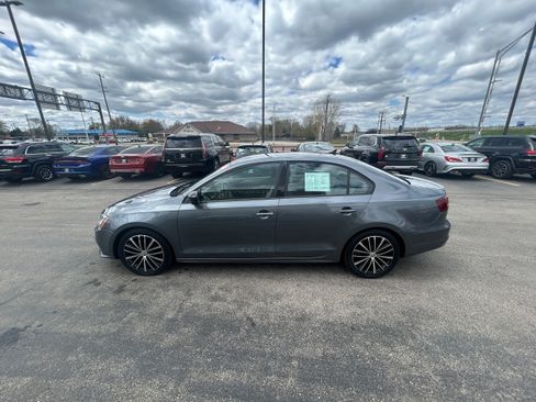 Used 2016 Volkswagen Jetta Sport w/ Lighting Package FWD image 3