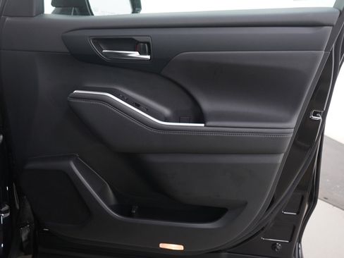 Used 2020 Toyota Highlander XLE image 12