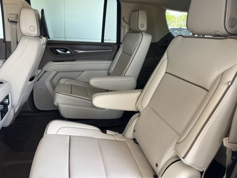 Used 2024 GMC Yukon XL Denali AWD/4WD image 5