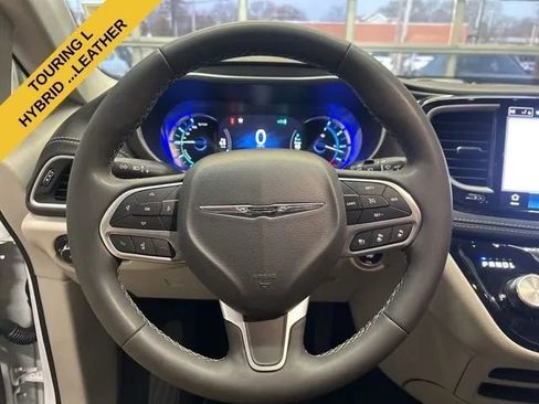 Used 2023 Chrysler Pacifica Touring-L FWD image 17
