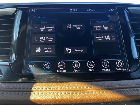 Used 2020 Chrysler Pacifica Limited image 31