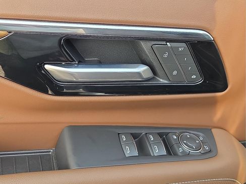 Used 2025 Chevrolet Tahoe High Country AWD/4WD image 14