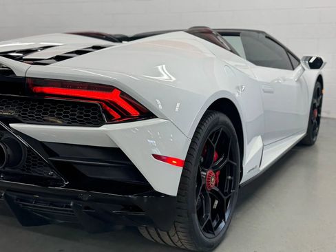 Used 2020 Lamborghini Huracan EVO image 18