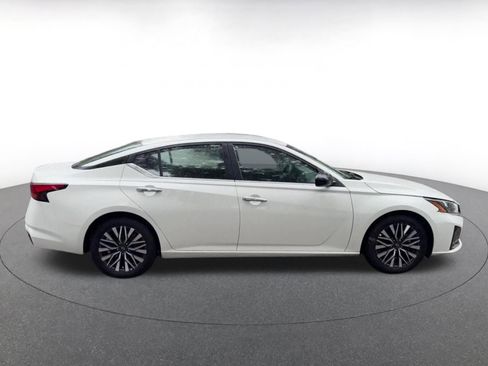 Used 2025 Nissan Altima 2.5 SV FWD image 16
