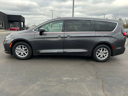 Used 2023 Chrysler Pacifica Touring-L image 4