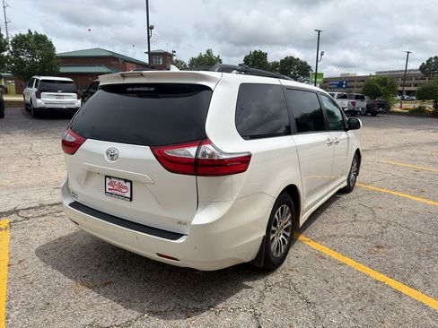 Used 2018 Toyota Sienna XLE w/ XLE Navigation Package FWD image 5