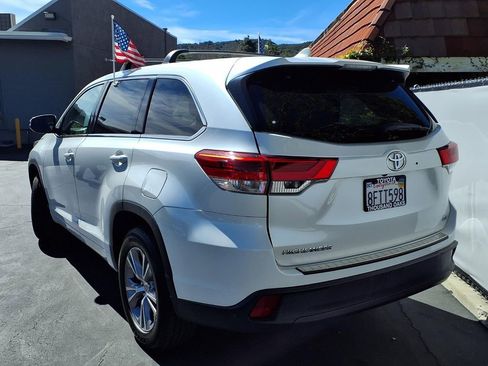 Used 2018 Toyota Highlander Plus w/ Carpet Mat Package (TMS) image 5