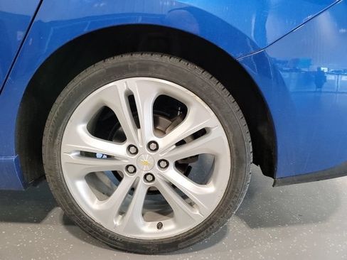 Used 2017 Chevrolet Cruze Premier FWD image 14
