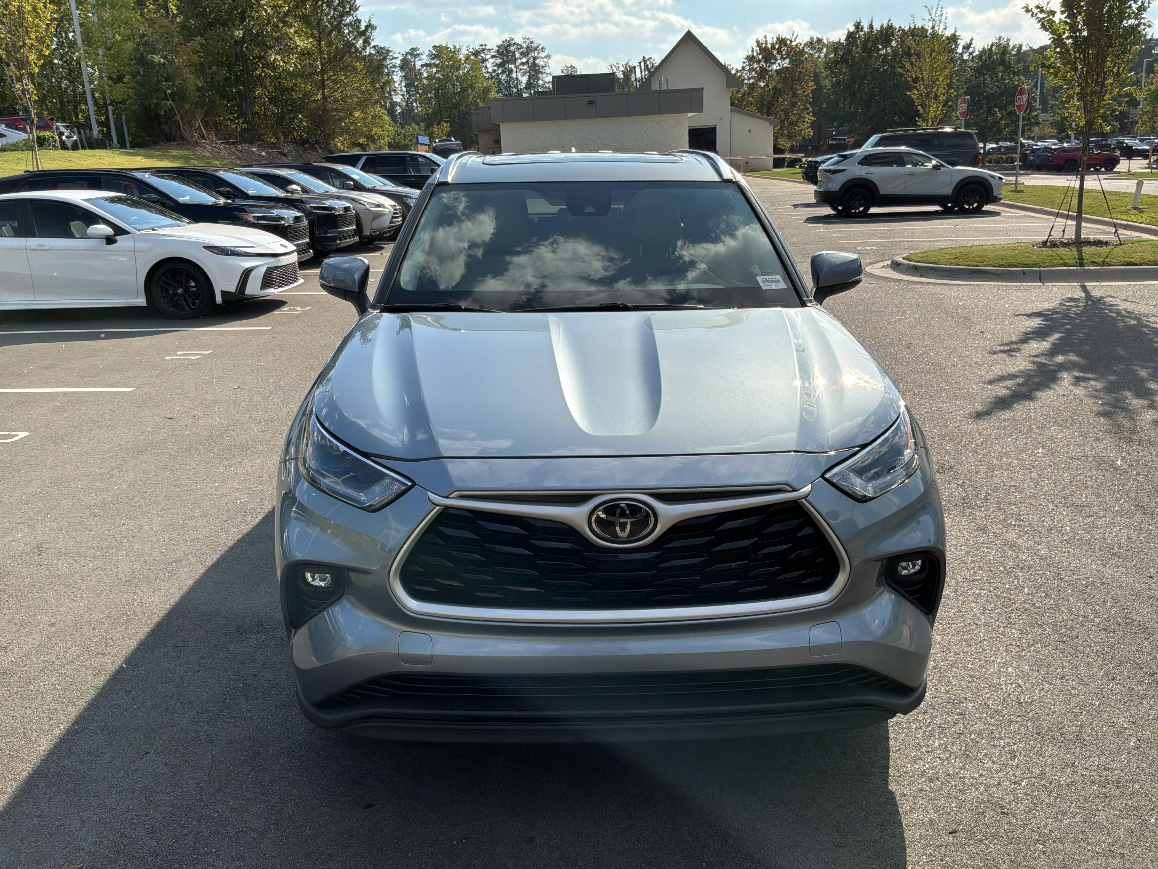 Used 2021 Toyota Highlander XLE FWD image 3