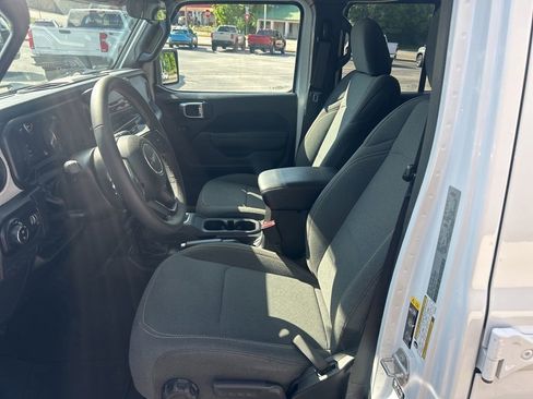 Used 2025 Jeep Gladiator Sport AWD/4WD image 9