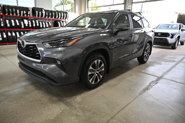 Used 2023 Toyota Highlander XLE AWD/4WD image 7