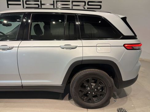 Used 2024 Jeep Grand Cherokee Altitude image 7