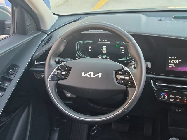 Used 2024 Kia Niro EX FWD image 11