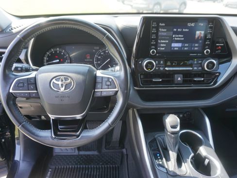 Used 2021 Toyota Highlander XLE image 9