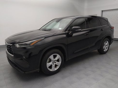 Used 2021 Toyota Highlander LE image 2