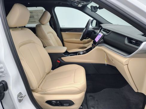 New 2025 Jeep Grand Cherokee Limited w/ Luxury Tech Group II image 25