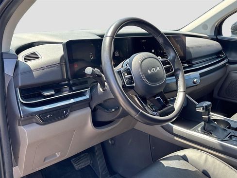Used 2025 Kia Carnival FWD image 9