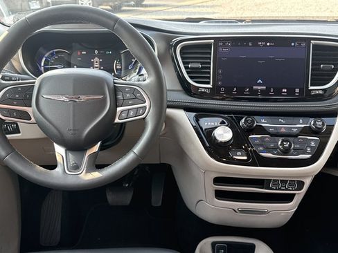 Used 2024 Chrysler Pacifica Limited FWD image 5