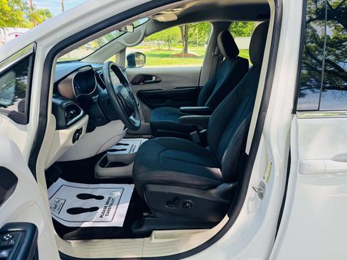 Used 2018 Chrysler Pacifica LX FWD image 11