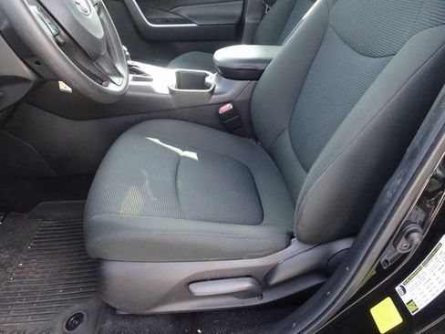 Used 2022 Toyota RAV4 LE image 7