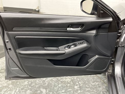 Used 2025 Nissan Altima 2.5 SV FWD image 6