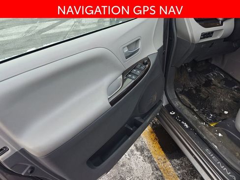 Used 2017 Toyota Sienna XLE image 5