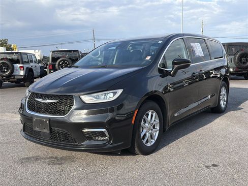 Used 2023 Chrysler Pacifica Touring-L FWD image 2